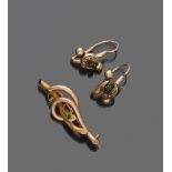 EARRINGS AND BROOCH PARURE In low gold, earrings with micro-beads, Racquet silhouette decorated with