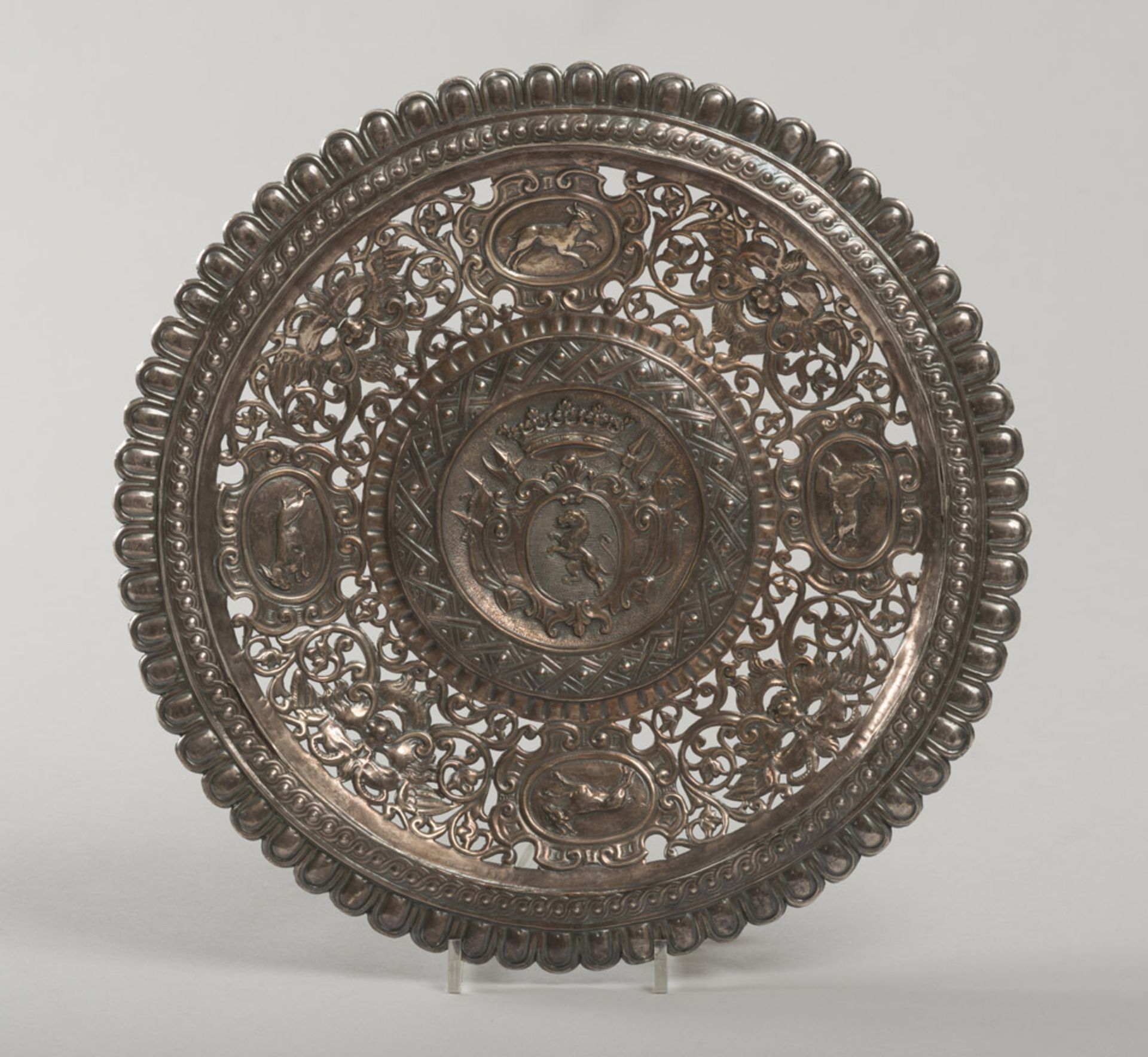 Silver dish, 20th century. Diameter cm. 34, weight gr. 348.BEL PIATTO IN ARGENTO, XX SECOLO di gusto