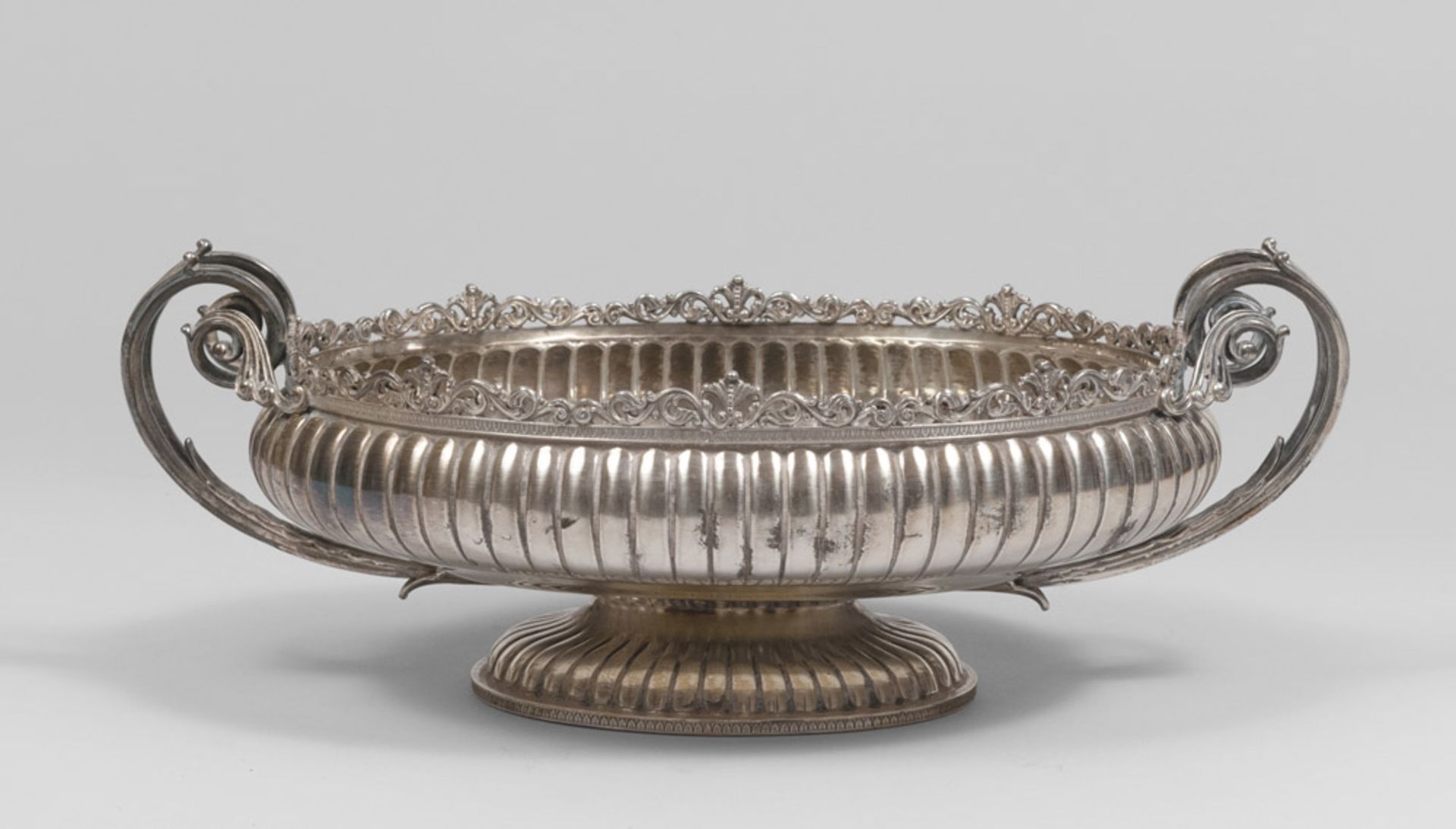 Silver center-piece, Punch Milan 1934/1944. Silversmith Arno Fassi. Title 800/1000. Measures cm.