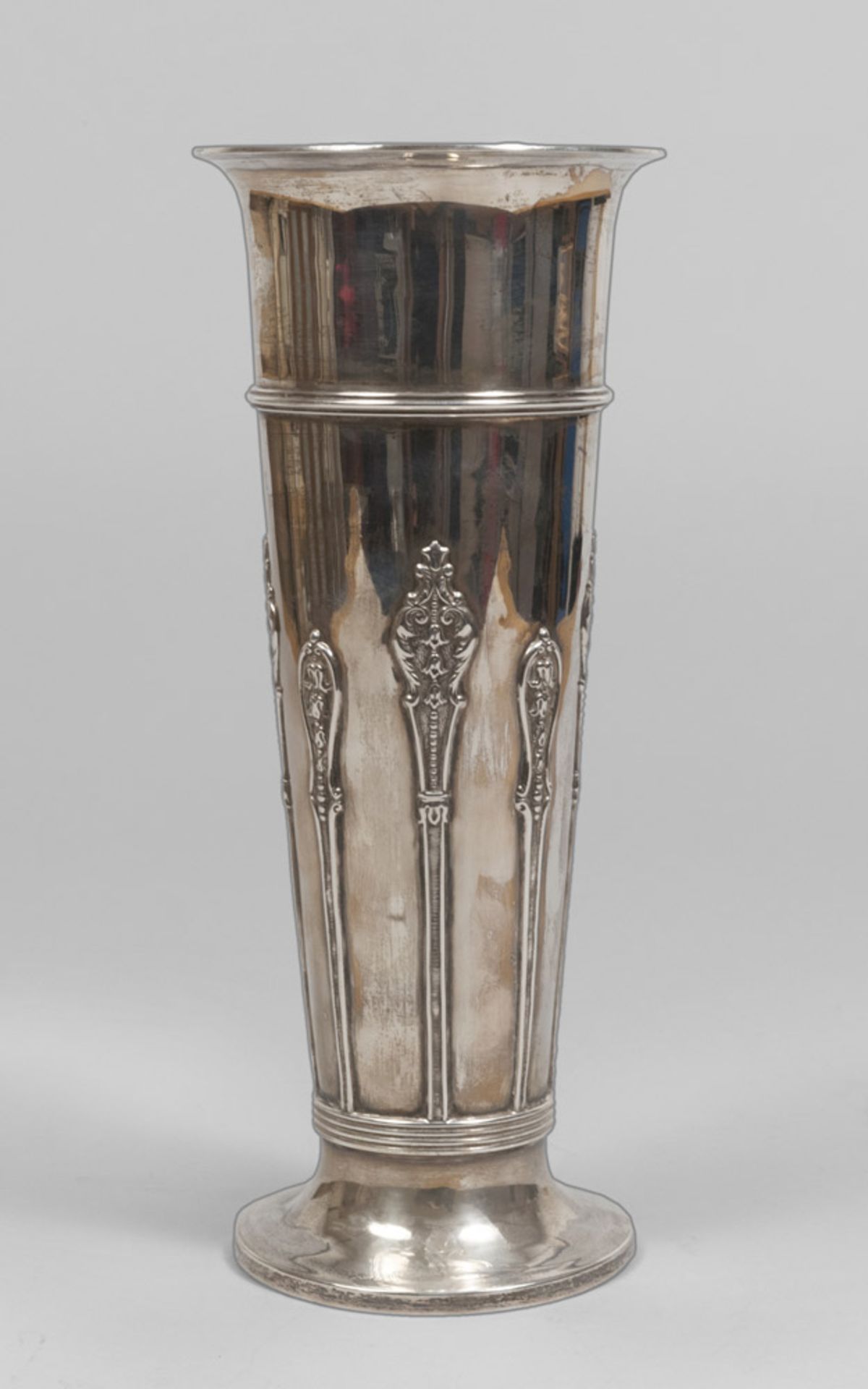 Silver vase, Punch London 1898. Title 925/1000. Measures cm. 30 x 12,5, weight gr. 715.VASO IN