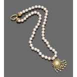 Necklace with a pearl strand, with 18 kt yellow gold pendant. With emerald mavet cut and central