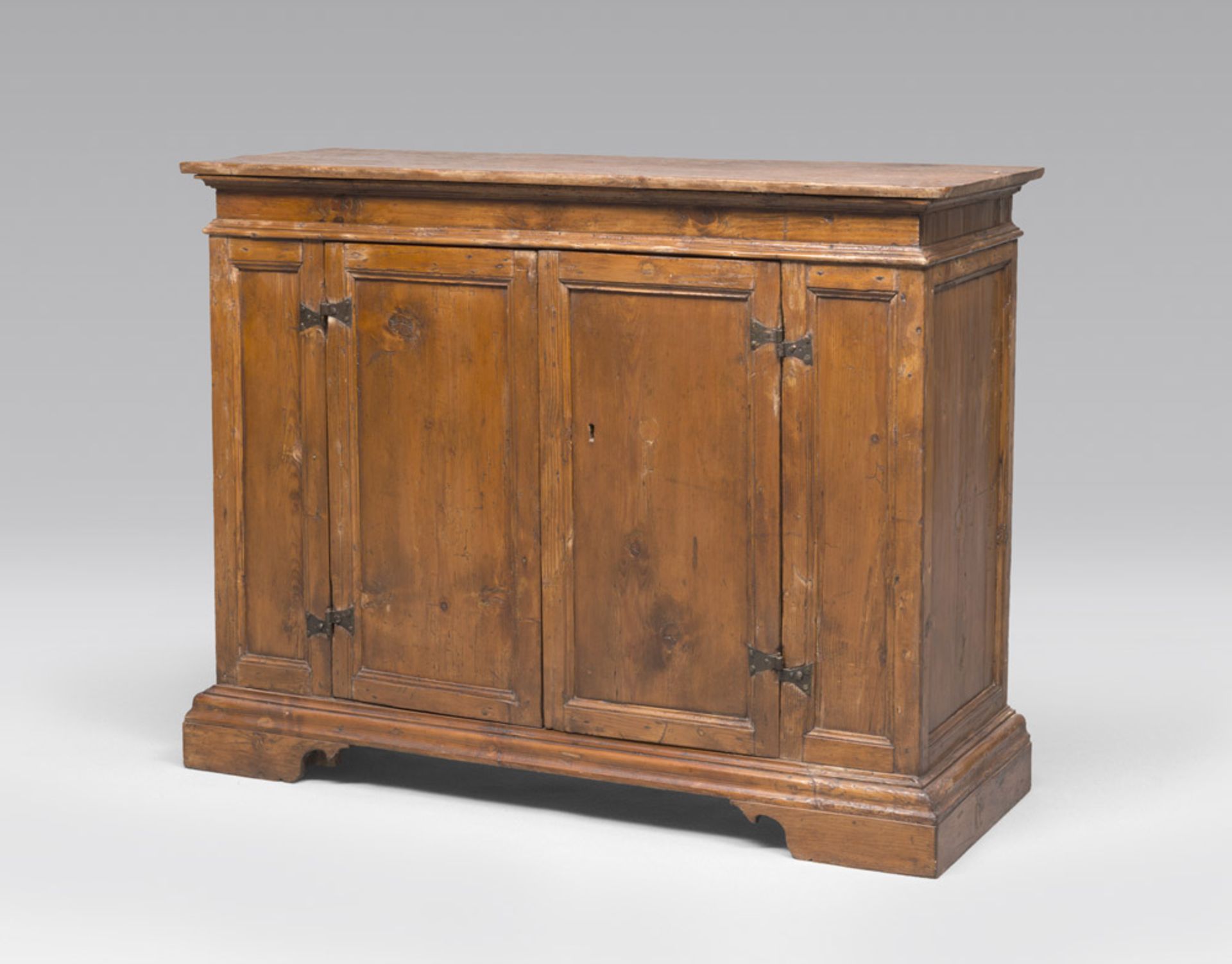 Fir flip-top-cabinet, 17thI century. Measures cm. 100 x 132 x 46.CREDENZA IN ABETE, XVIII SECOLO con