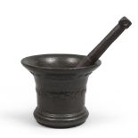 Bronze Mortar and pestle, 17th century. Measures mortar cm. 14,5 x 18.MORTAIO E PESTELLO IN