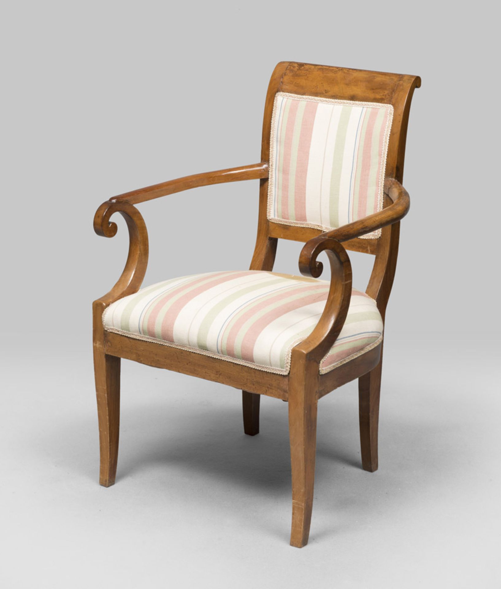 Elm armchair, period of the Biedemaier. Measures cm. 84 x 56 x 59.POLTRONCINA IN OLMO, PERIODO DEL