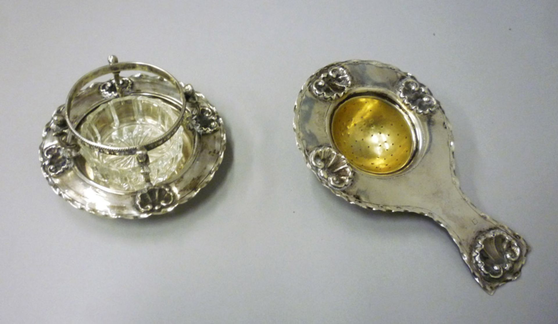 Silver saltcellar and passe, 20th century. Measures cm. 3.5 x 9 x 15.SALIERA E PASSINO IN ARGENTO,