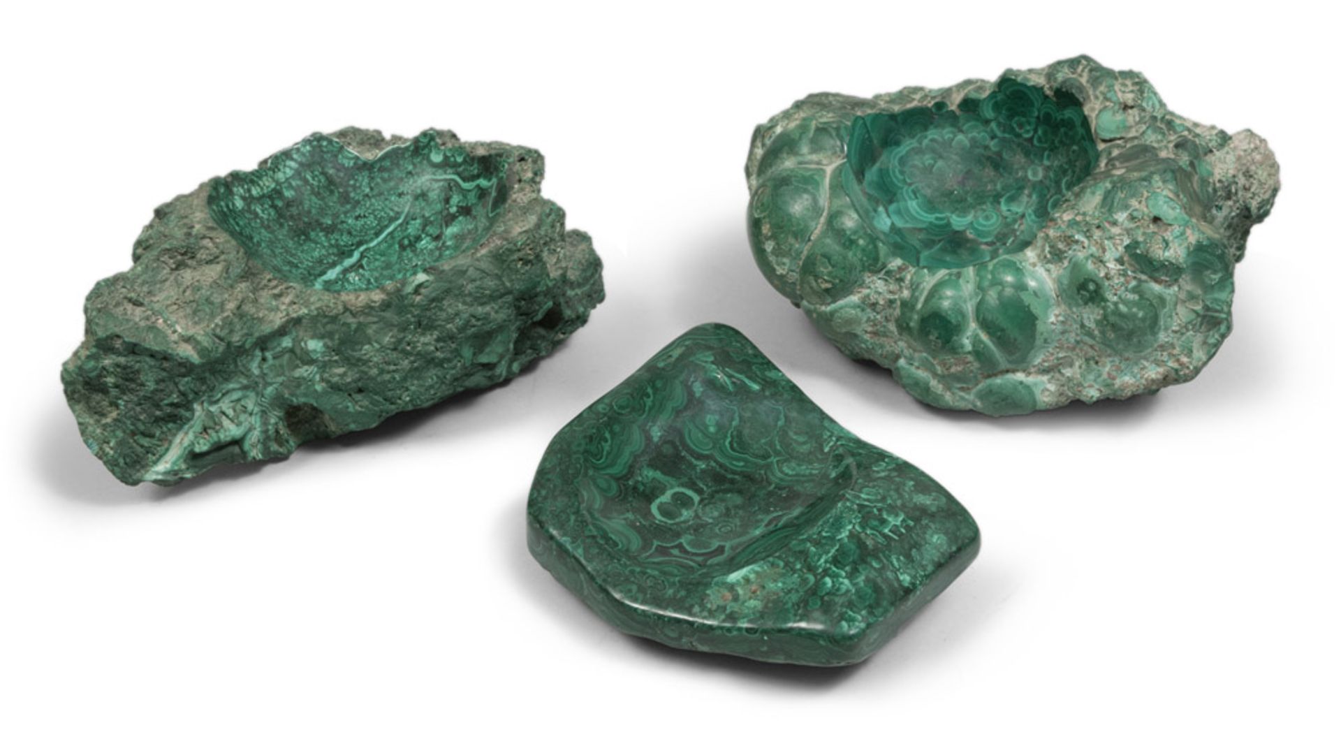 Three ashtrays in malachite, 20th century. It measures maximum cm. 15 x 24 x 18.TRE POSACENERI IN