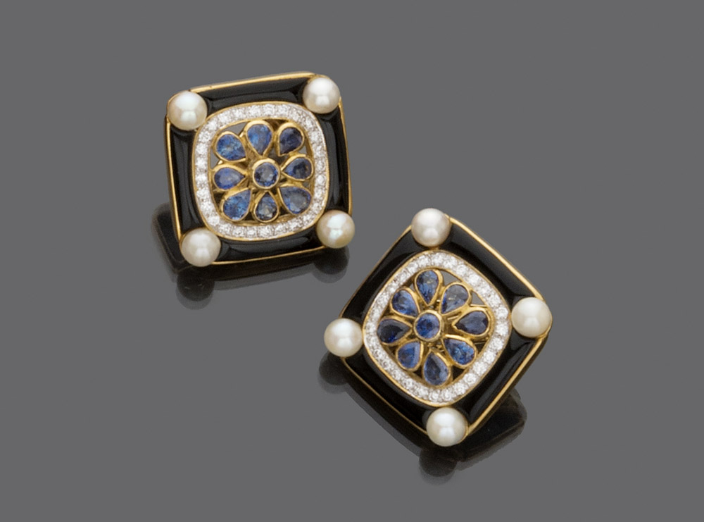 A pair of 18k Yellow Gold Earrings. With sapphires, brilliant, onyx and pearls. Measures cm. 2 x