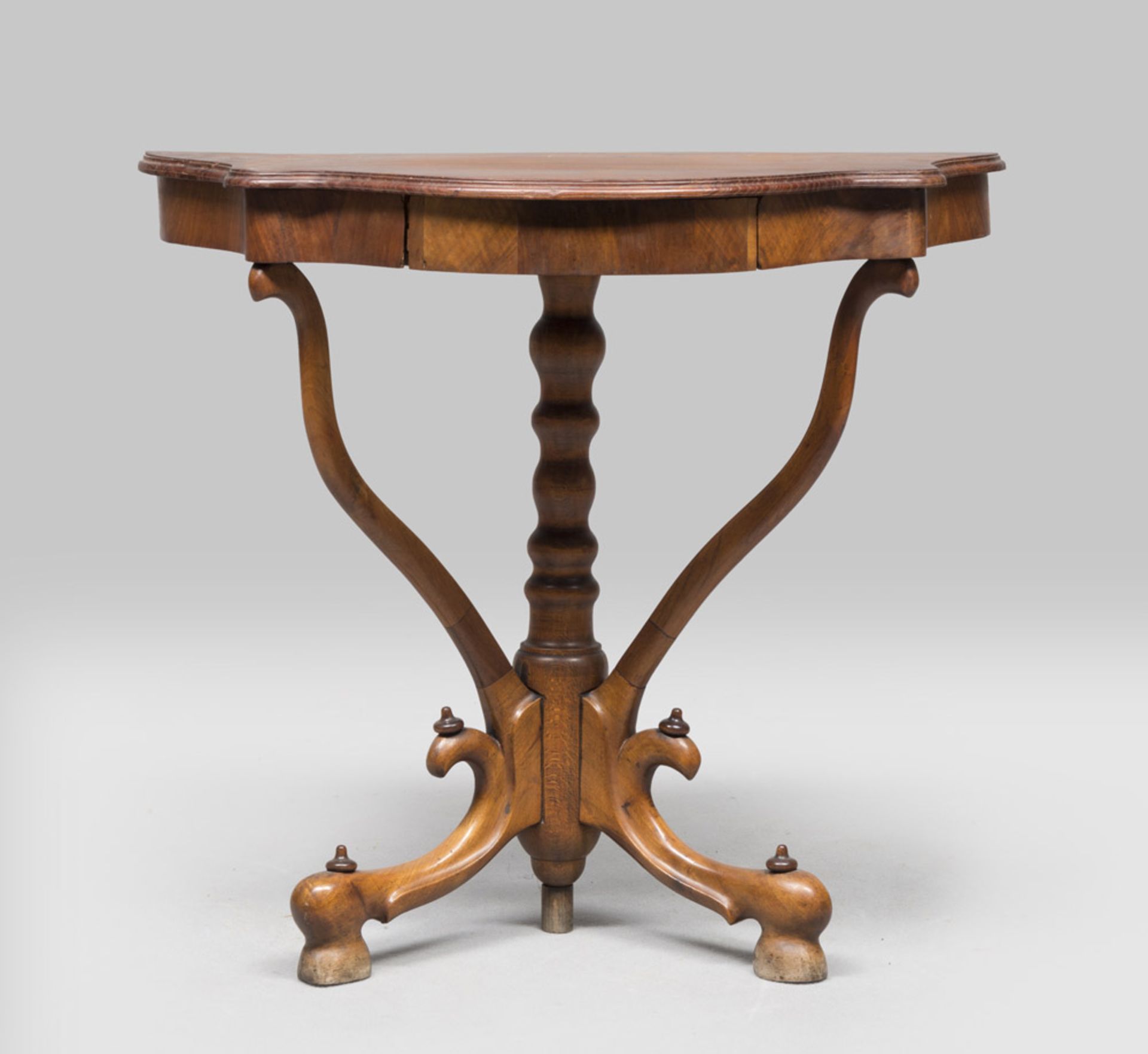 Walnut-tree Consul, probably Vienna 19th century. Measures cm. 80 x 90 x 40.PICCOLA CONSOLE IN NOCE,