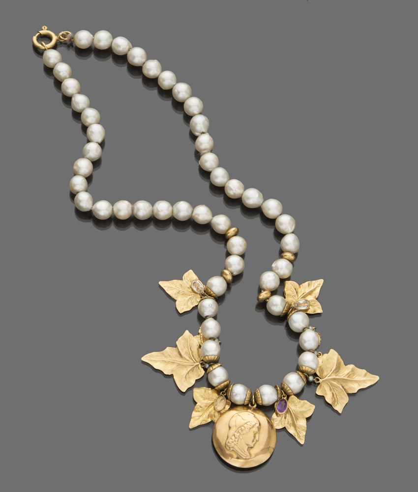A thread of pearls necklace, with elements in yellow gold 18 kts. Length cm. 46.GIROCOLLO a un
