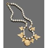 A thread of pearls necklace, with elements in yellow gold 18 kts. Length cm. 46.GIROCOLLO a un