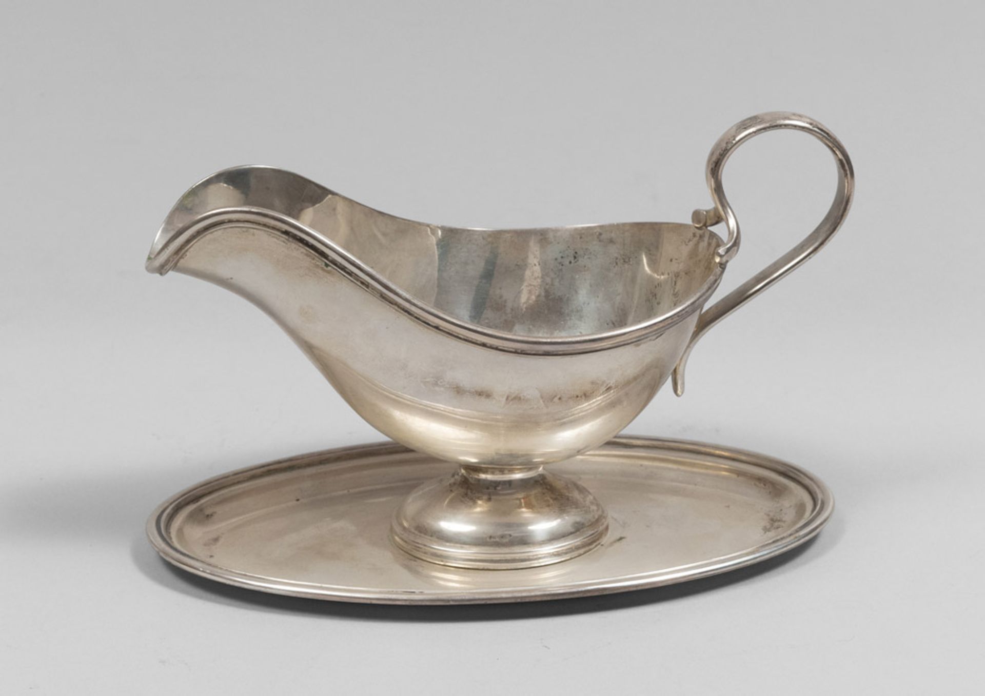 Silver sauce-boat, 20th century. Measures cm. 13 x 13 x 22,5, weight gr. 588.SALSIERA IN ARGENTO, XX