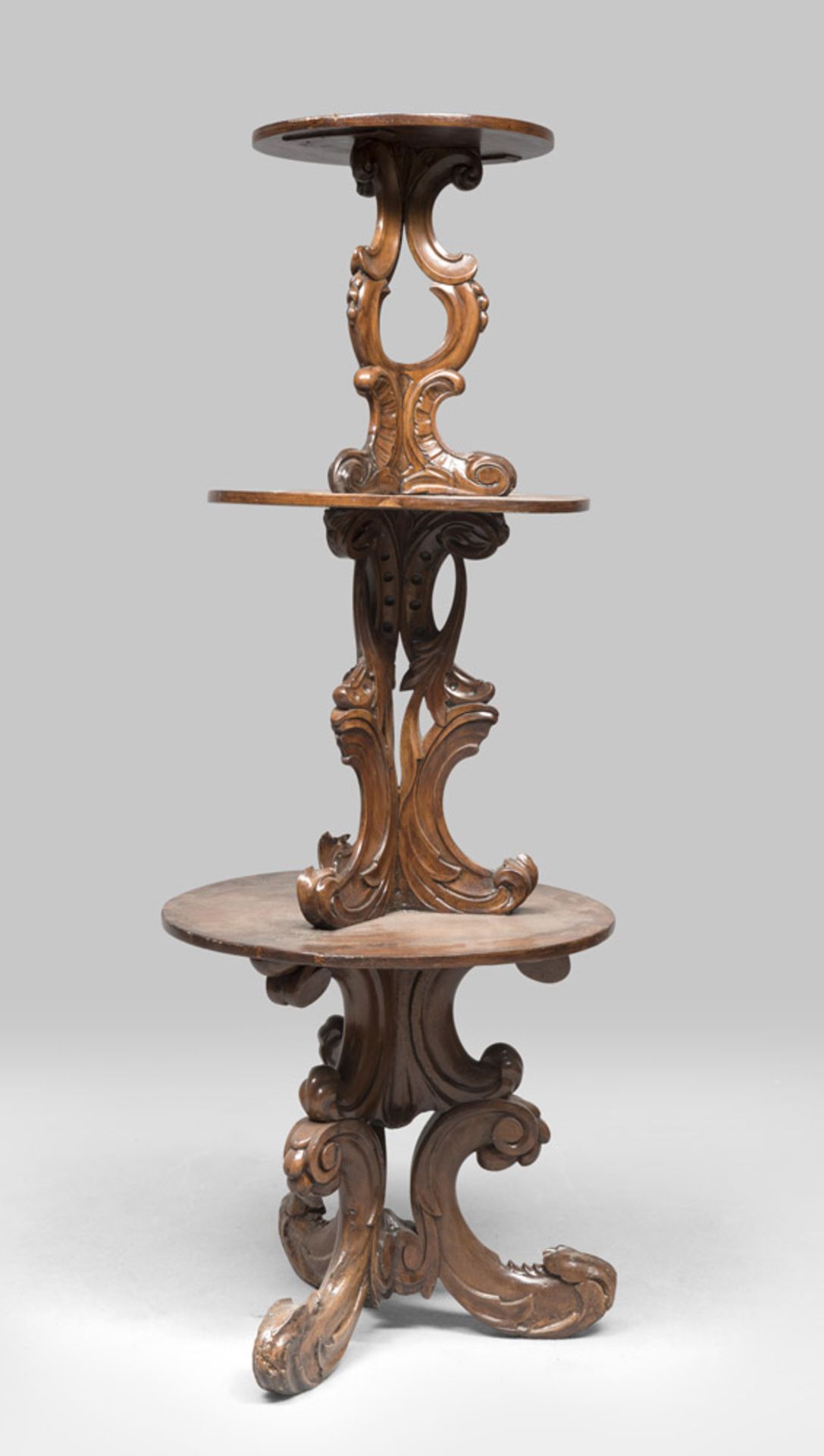 Circular walnut-tree and fir Etagere, 19th century. Measures cm. 167 x 68.ETAGERE CIRCOLARE IN