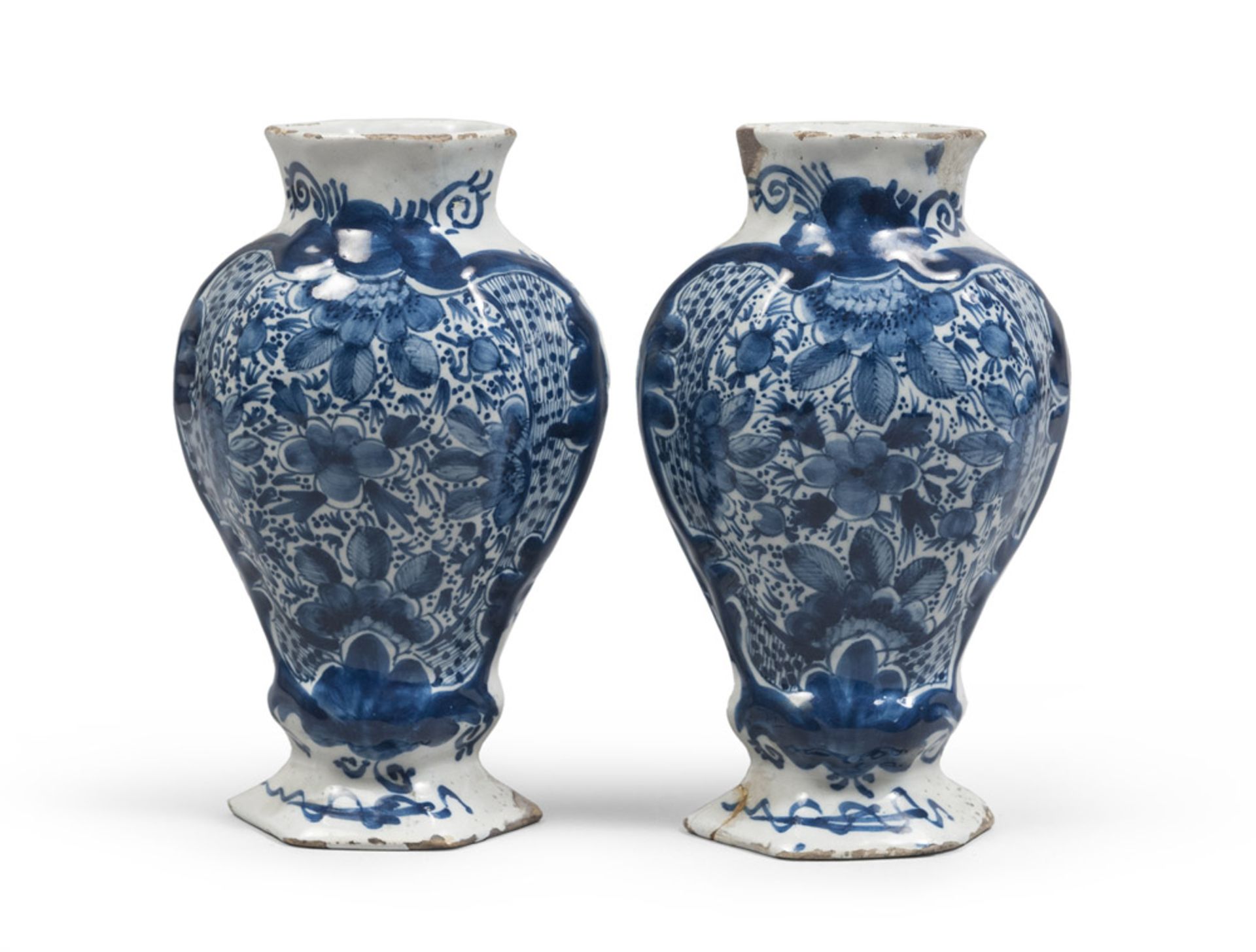 A pair of maiolica pots, Delft, 19th century. Measures cm. 21 x 12 x 8.COPPIA DI VASETTI IN