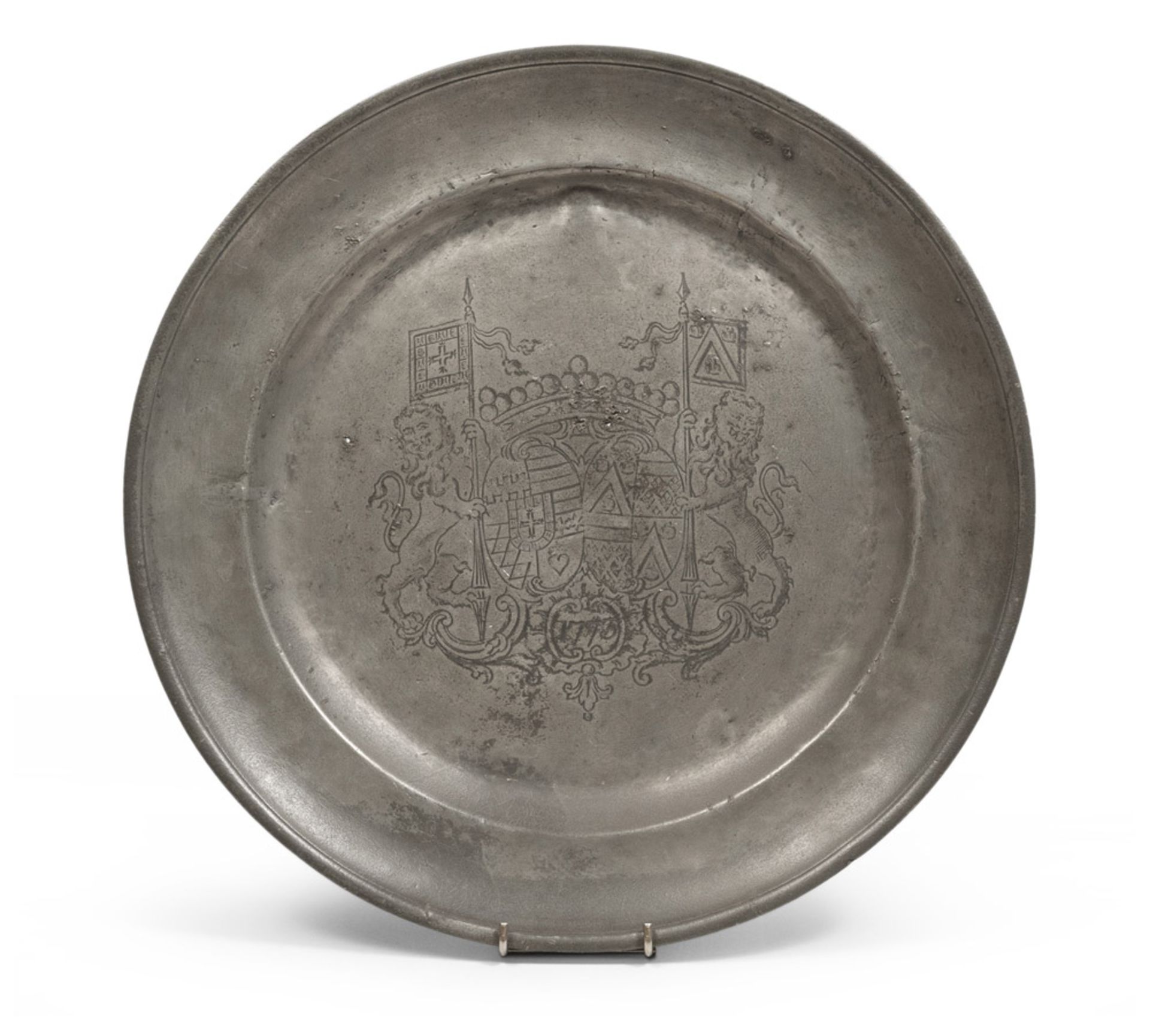 Pewter dish engraved to coat of arms and dated 1775, 18th century. Diameter cm. 38,5.PIATTO IN