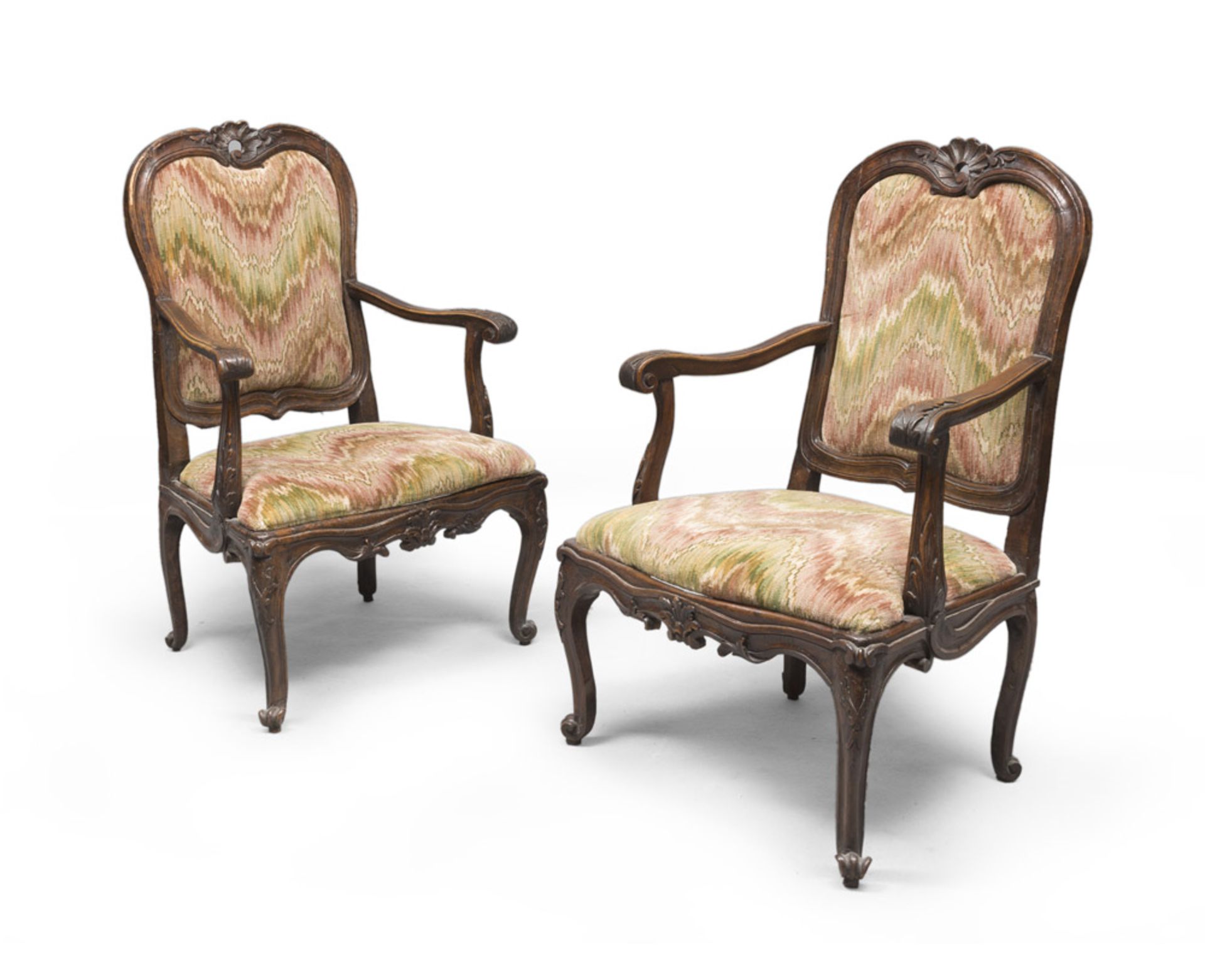 A pair of walnut-tree arm-chairs, Rome 18th century. Measures cm. 110 x 70 x 60.BELLA COPPIA DI