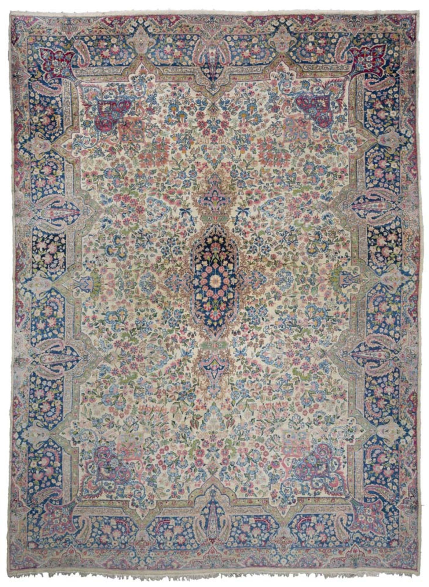 Kirman Carpet, early 20th century. Measures cm. 362 x 267.SPLENDIDO TAPPETO KIRMAN, INIZI XX