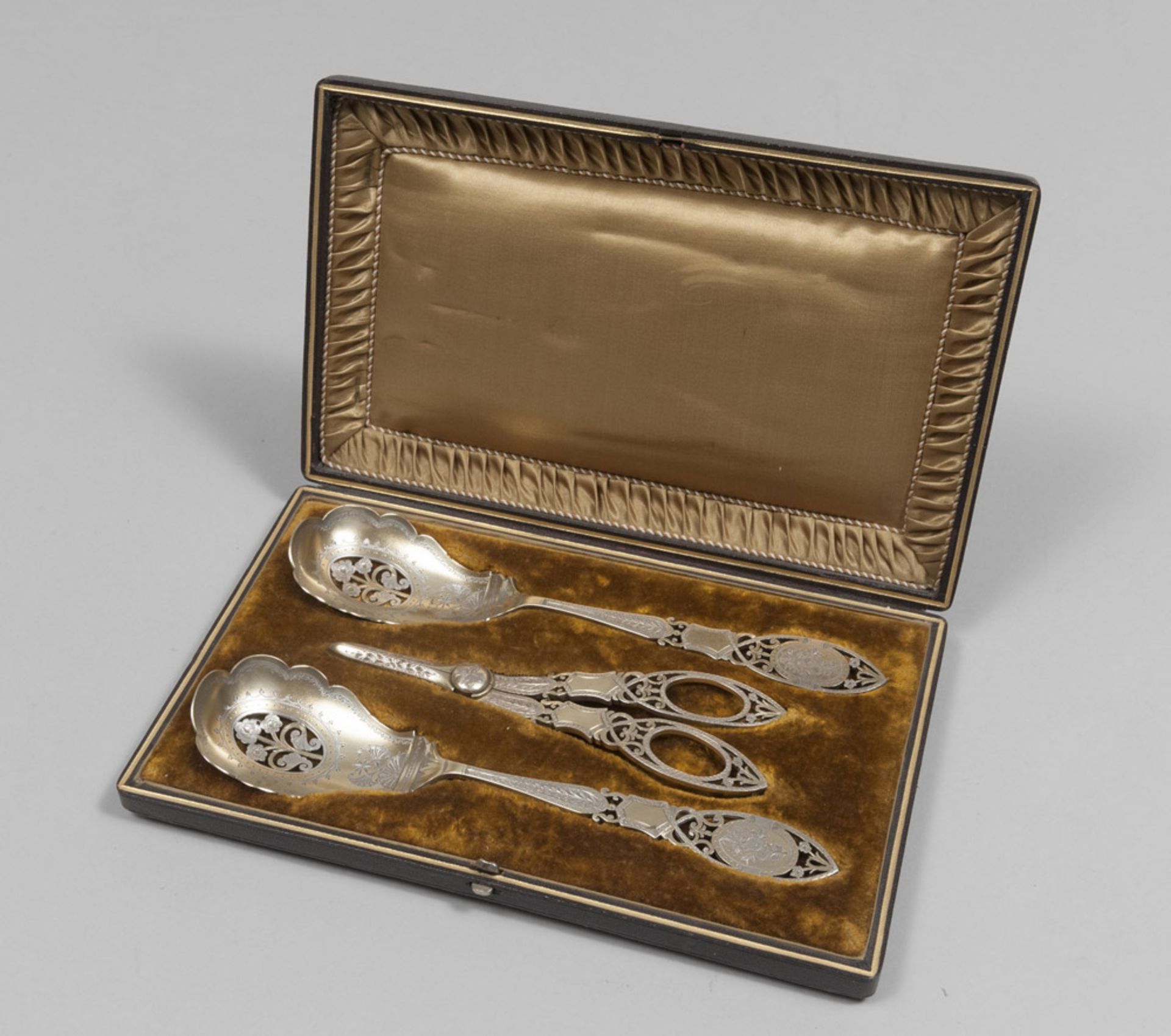 Gilded patina silver fruit set, England early 20th century. Length spoon cm. 23, weight silver gr.