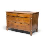 Cherry-wood chest of drawers, early 19th century. Measures cm. 86 x 130 x 63.COMÒ IN CILIEGIO, INIZI