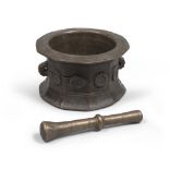 Bronze Mortar with pestle, 16th century. Measures cm. 13 x 22.GRANDE MORTAIO CON PESTELLO IN BRONZO,