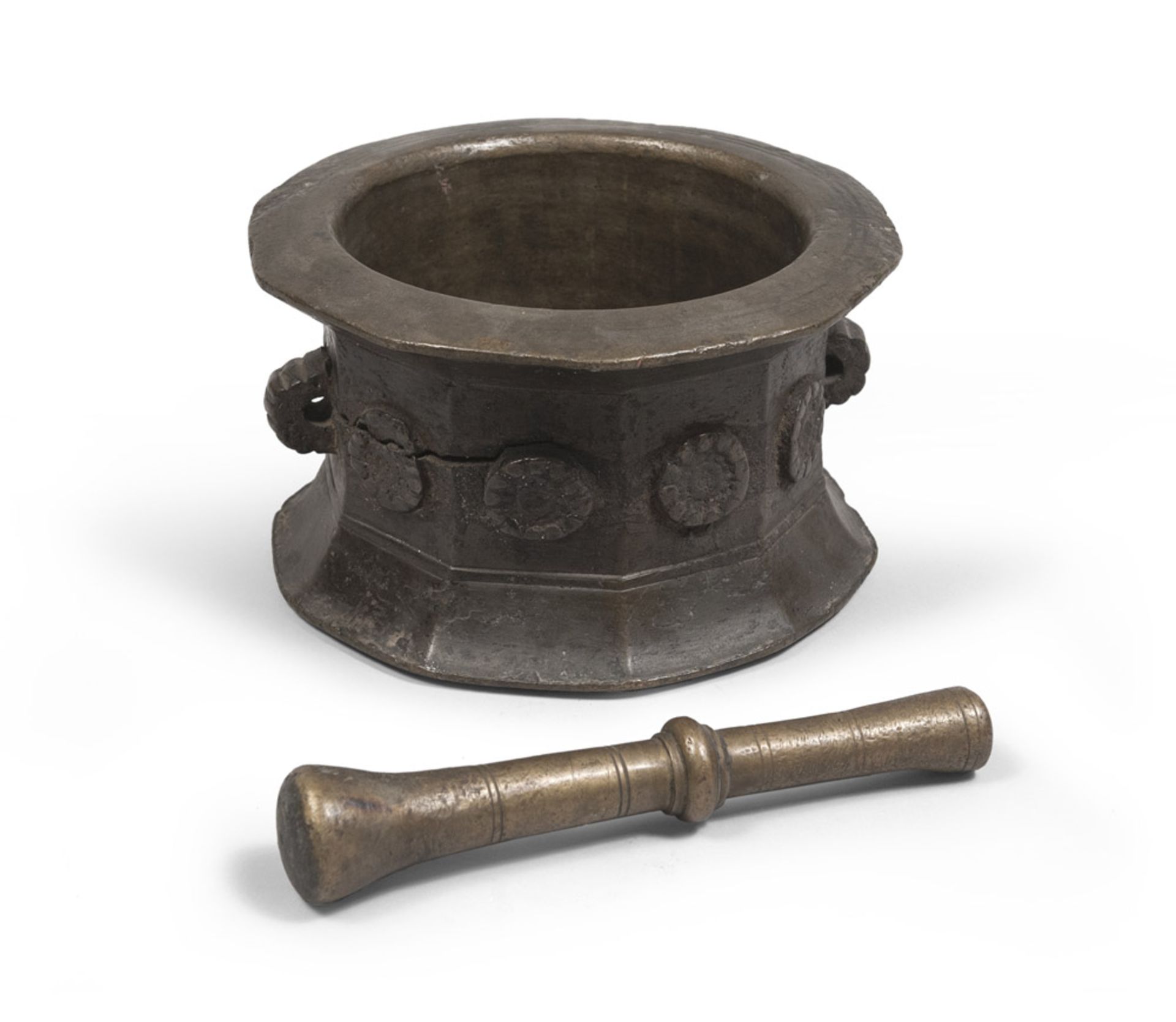 Bronze Mortar with pestle, 16th century. Measures cm. 13 x 22.GRANDE MORTAIO CON PESTELLO IN BRONZO,
