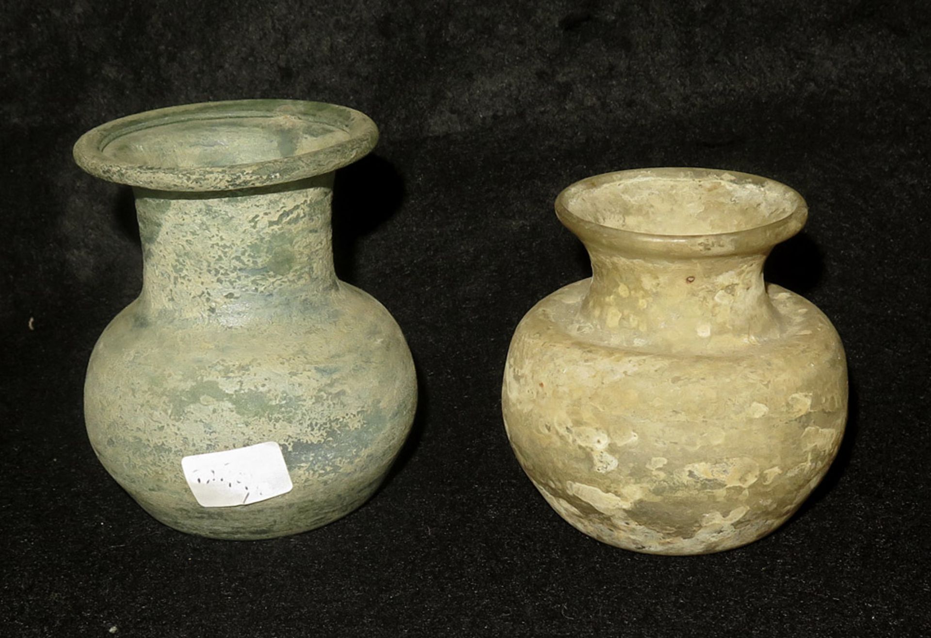 Two glass vases, 20th century. h. cm. 18 and cm. 19. DUE PICCOLI VASI IN VETRO, XX SECOLO in vetro