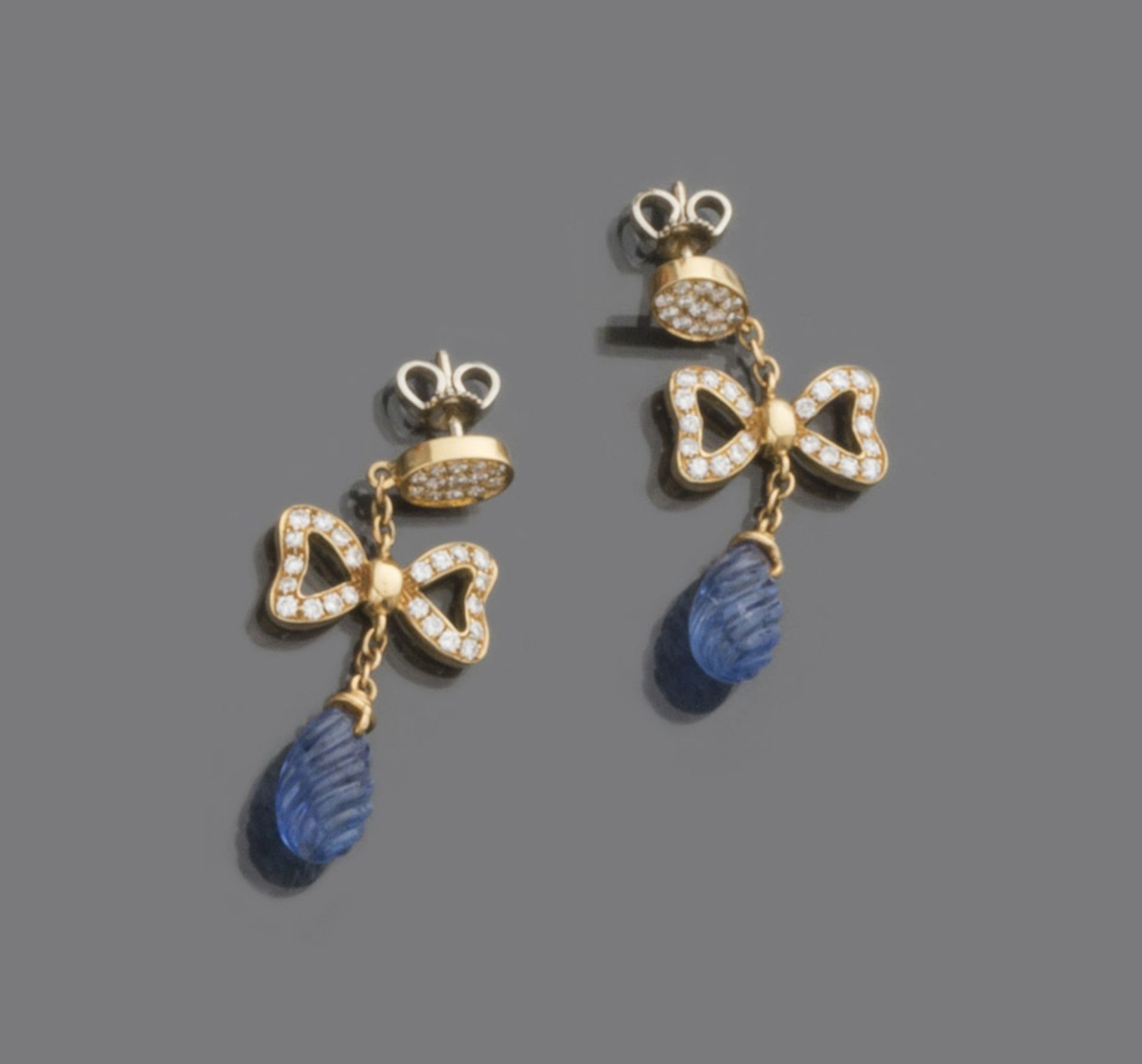 A PAIR OF EARRINGS in yellow gold 18 kts., with diamonds and blue stone. Length cm. 3,5, general