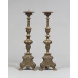 A pair of bronze candlesticks, 19th century. h. cm. 63. COPPIA DI CANDELIERI IN BRONZO, XIX SECOLO a