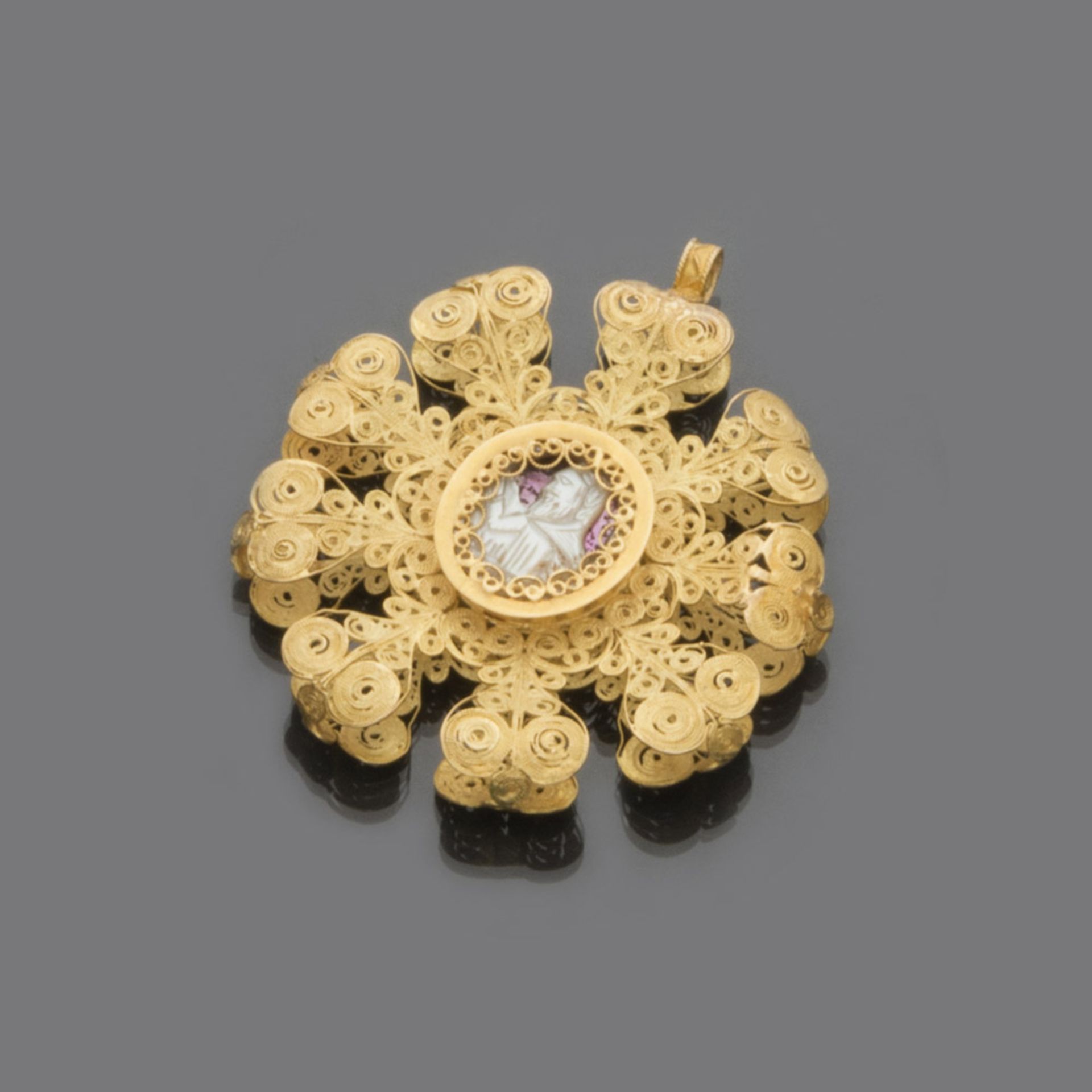 PENDANT in yellow gold 18 kts. filigree workmanship and finishes in mother-of-pearl representing