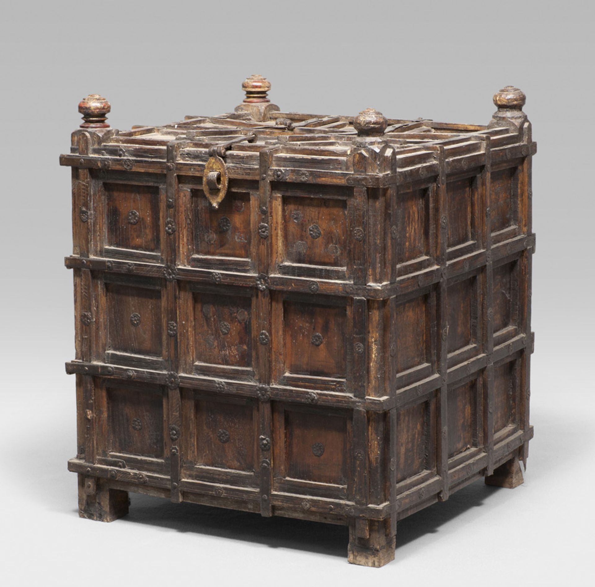 A LARGE HINDU WOOD WEDDING CHEST WITH IRON FINISHING. 19TH CENTURY. Measures cm. 97 X 83 X 83.