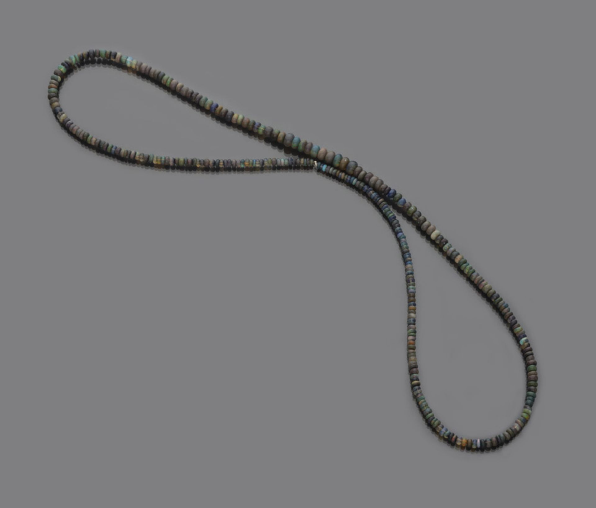 NECKLACE with black opal and flattened elements. Length cm. 29. COLLANA a un filo di opale nero, con