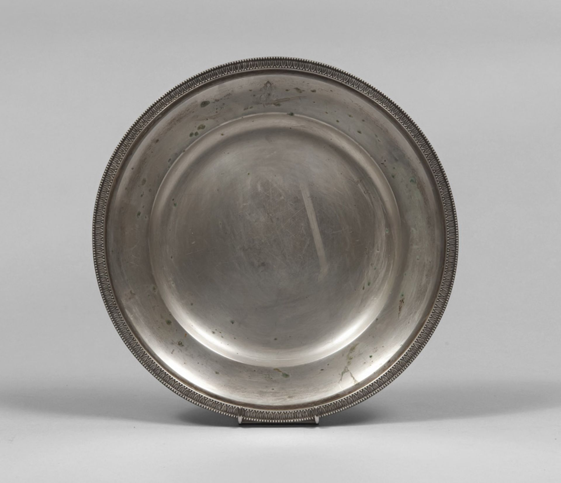 SILVER DISH, ITALY 20TH CENTURY Diameter cm. 29, weight gr. 690. PIATTO IN ARGENTO, ITALIA XX SECOLO