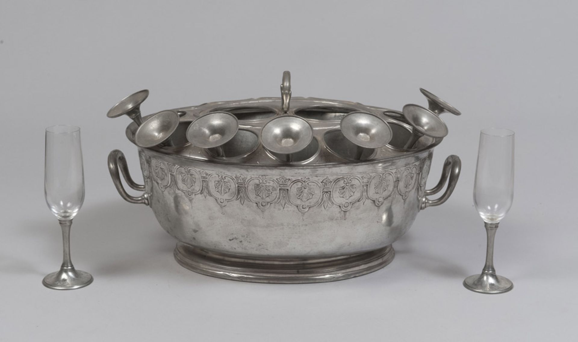 GREAT SILVERED PEWTER, PUNCH ENGLAND BEGINS 20TH SECOLO with oval body engraved to reserves with