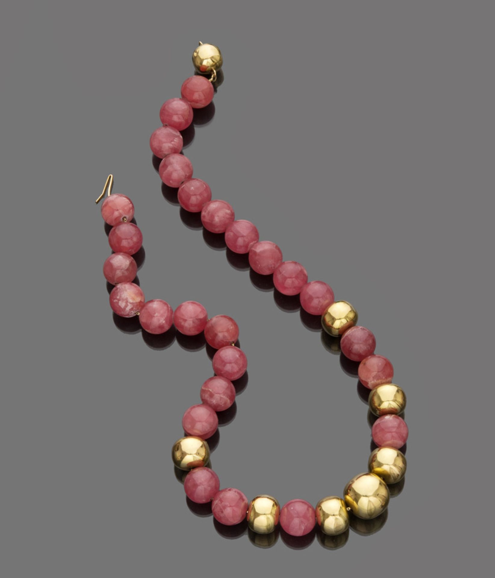 A thread of pink pearls necklace, with yellow gold 18 kts. elements and yellow gold lock. Length cm.