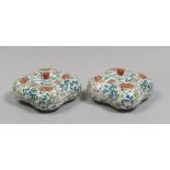 A PAIR OF CHINESE POLYCHROME PORCELAIN CONTAINERS, 20TH CENTURY Measures cm. 13 x 22. COPPIA DI