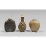 THREE CHINESE STONE AND PORCELAIN SNUFF BOTTLE, 20TH CENTURY h. cm. 8. TRE SNUFF BOTTLE IN PIETRA
