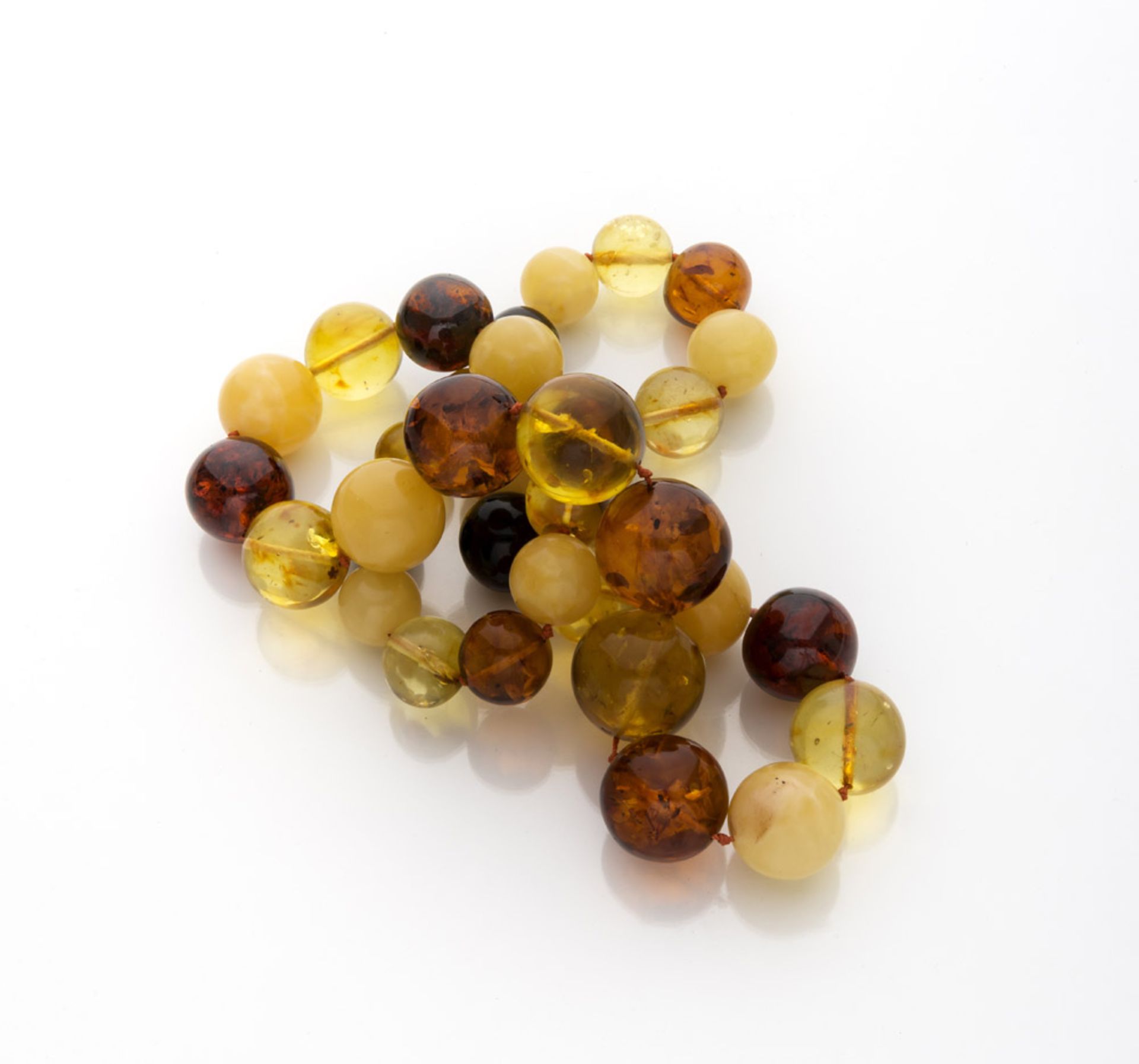 A BEAUTIFUL AMBER NECKLACE Length cm. 74. BELLA COLLANA a un filo di ambra, con elementi a sagoma