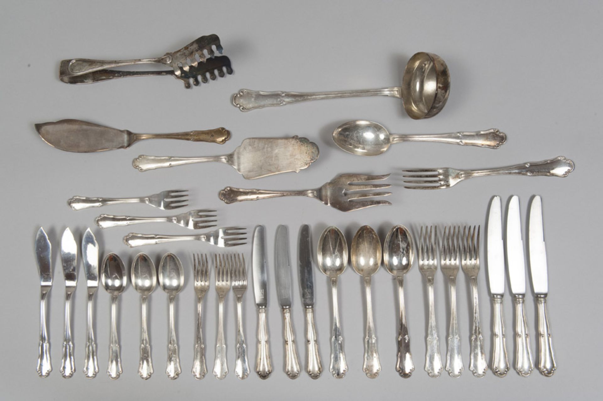 SET OF SILVER CUTLERY, 20TH CENTURY with handles nervati and fogliati. Composed by twelve forks,