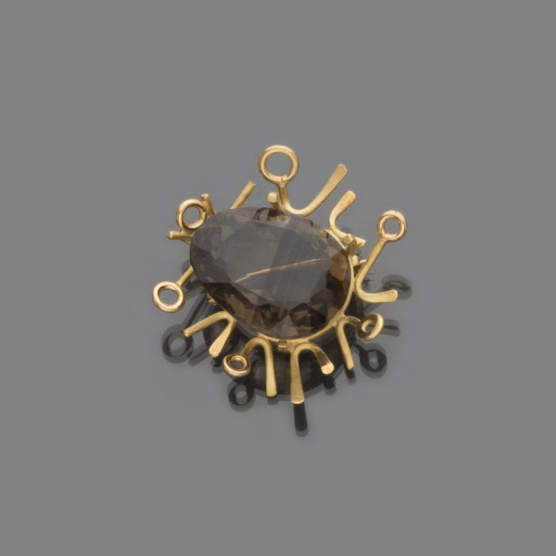 BROOCH in yellow gold 18 kts., with topaz fumè.
