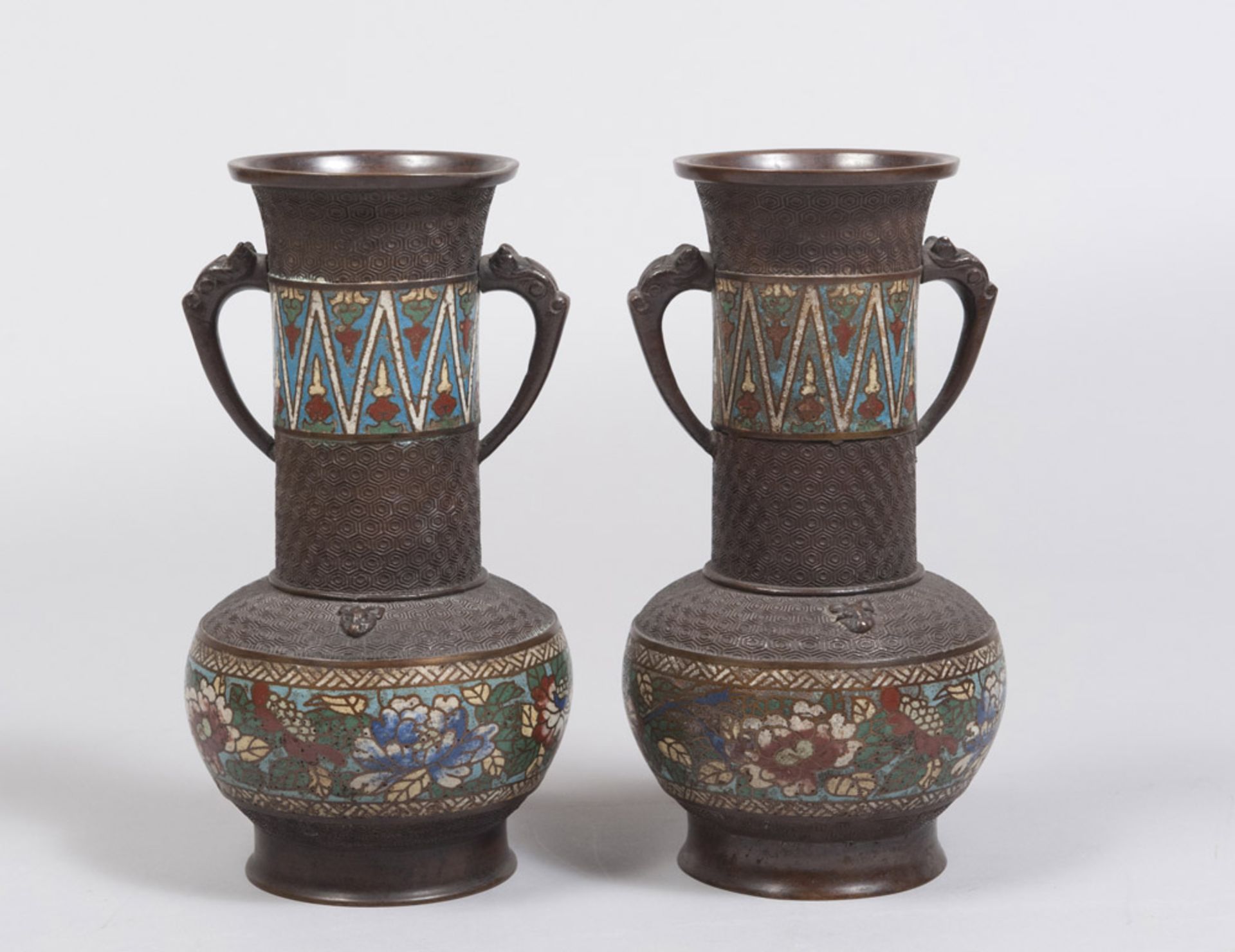A pair of Chinese cloisonnè bronze vases. Early 20th century. Measures cm. 28 x 15. COPPIA DI VASI