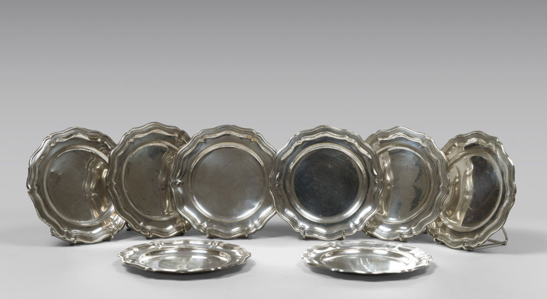 SIX SILVER METAL SAUCERS, 20TH CENTURY Diameter cm. 18,5, total weight gr. 695. SEI PIATTINI IN