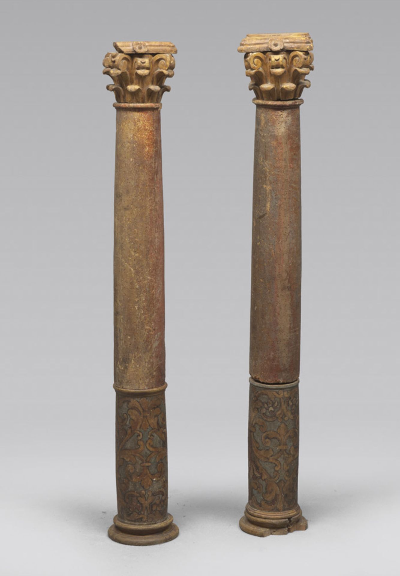 Pair of modular columns in lacquered wood, 17th century. h. cm. 110. COPPIA DI COLONNINE COMPONIBILI