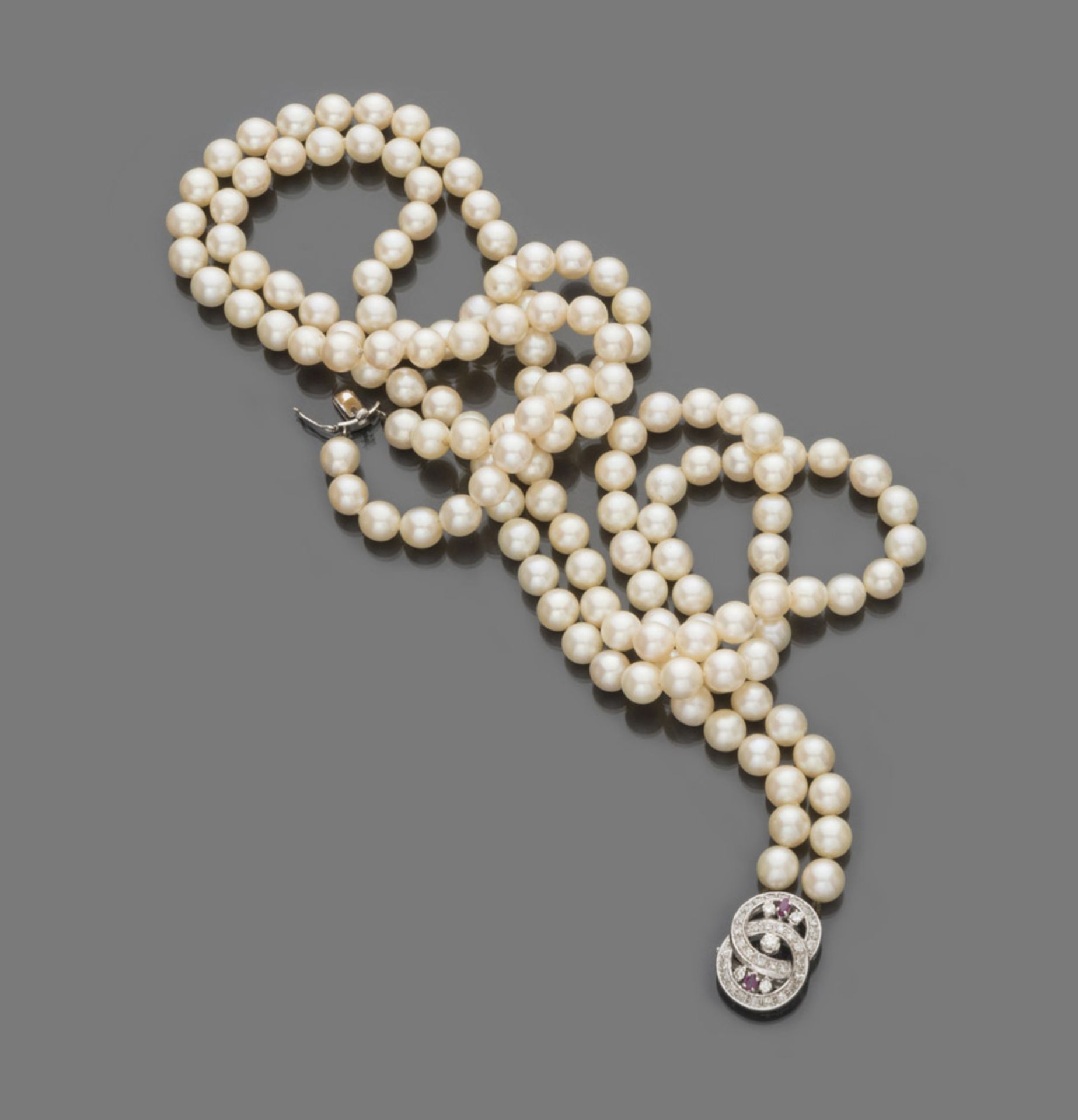 NECKLACE two threads of pearls, clasp with two rubies and diamonds.