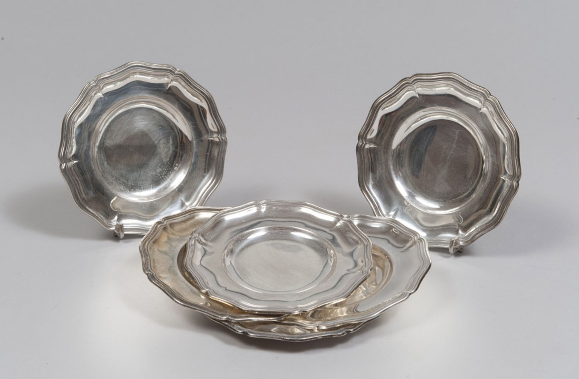 SIX SILVER SAUCERS, 20TH CENTURY Diameter cm. 15, weight gr. 589. SEI PIATTINI IN ARGENTO, XX SECOLO