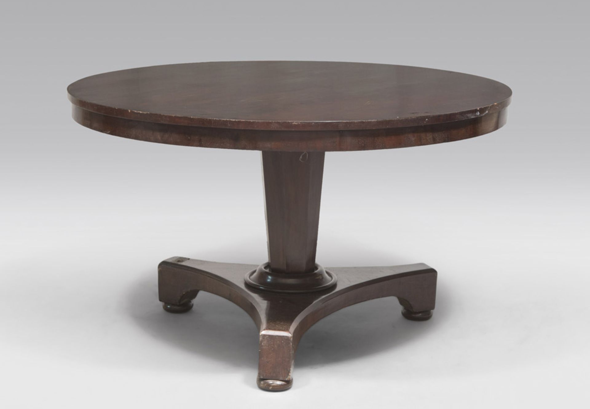 Round rosewood table, mid 19th century. Measures cm. 80 x 122. TAVOLO CIRCOLARE IN PALISSANDRO, METÁ