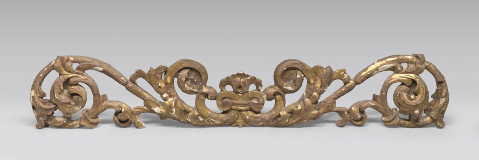 Giltwood frieze, eighteenth century. Measures cm. 120 x 22. FREGIO IN LEGNO DORATO, XVIII SECOLO