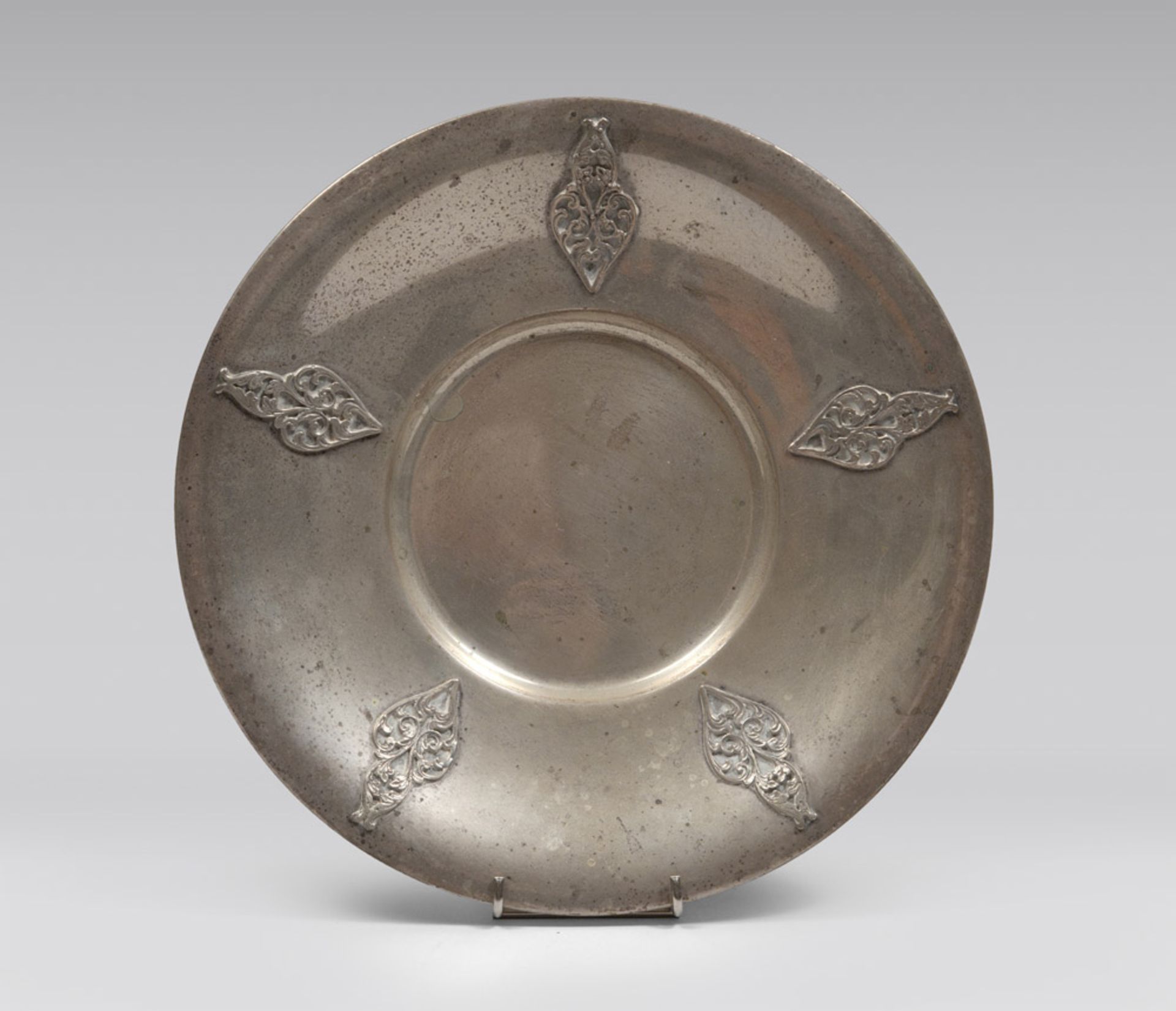 SILVER METAL DISH, 20TH CENTURY with silver applications. Diameter cm. 28. PIATTO IN METALLO