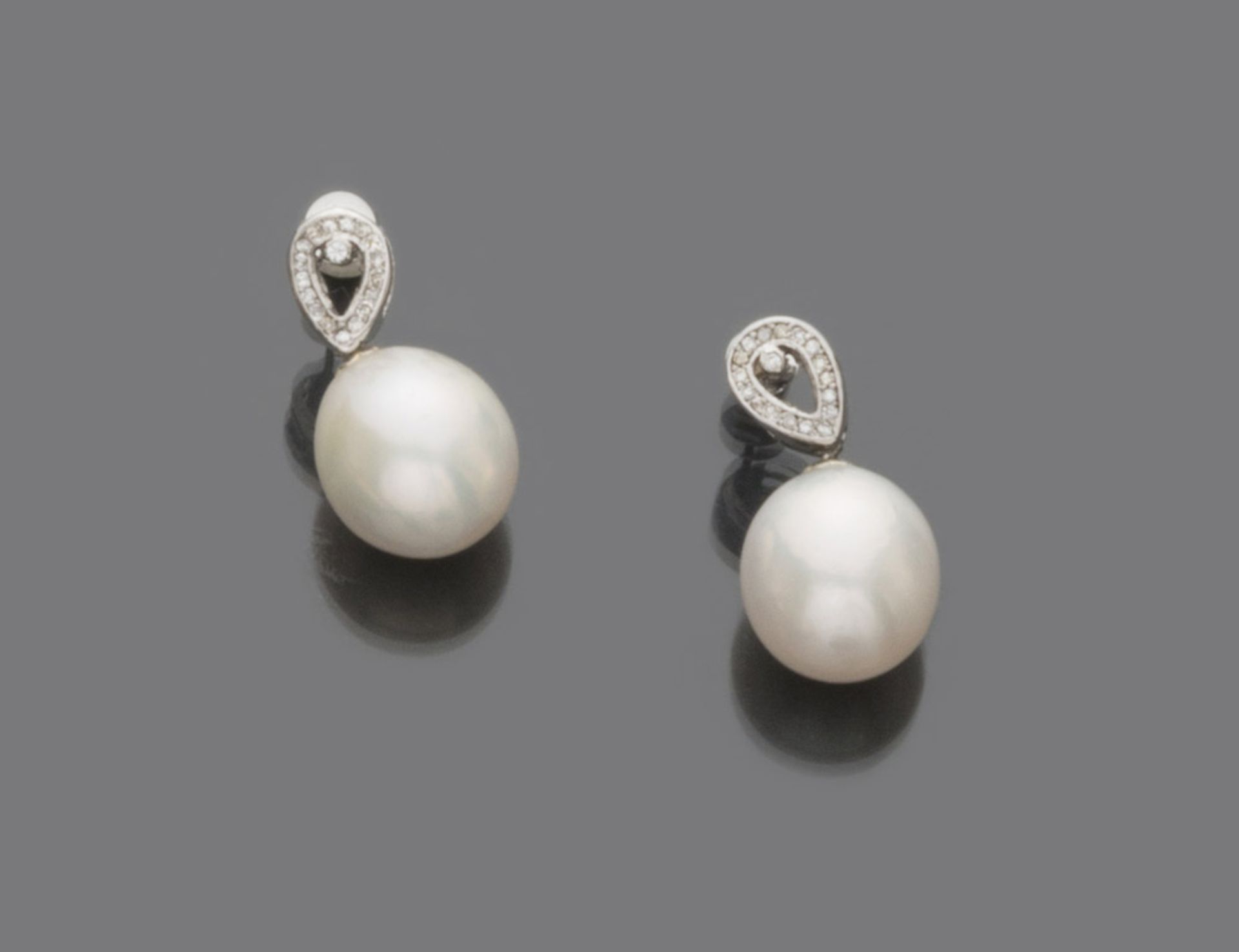 COUPLE OF EARRINGS in white gold 18 kts., with pearls surmounted by small diamonds. Bright ct. 0.50,