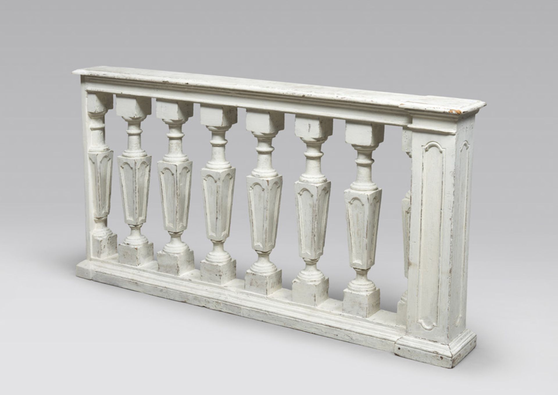 A SMALL WHITE LACQUERED WOOD BALUSTRADE, ANCIENTS ELEMENT Measures cm. 80 x 147 x 20. PICCOLA