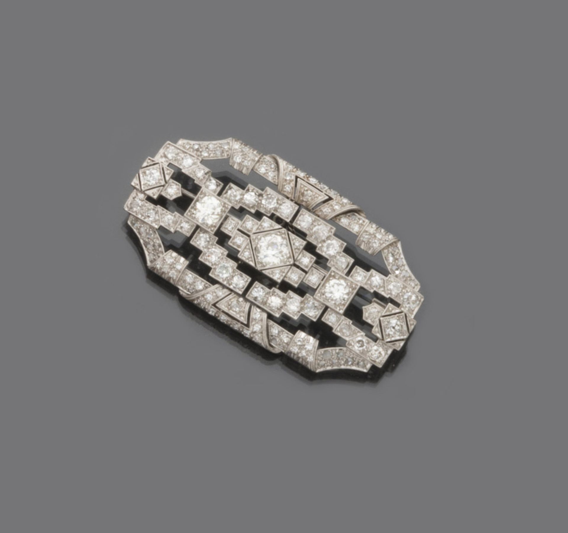 BROOCH DECÒ in platinum, rectangular shape entirely decorated with pavé of brilliant.