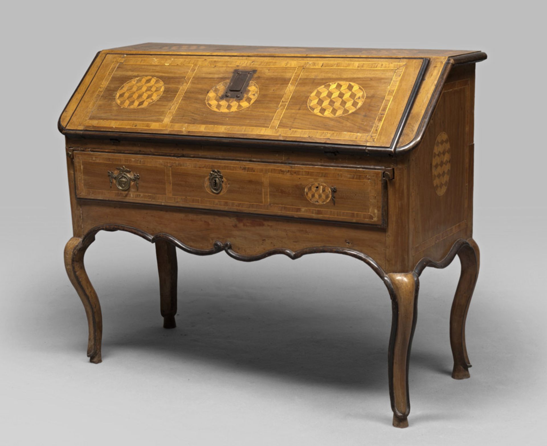 Walnut veneered with maple and wood inlays Flip-top-cabinet, Piedmont 18th century. Measures cm. 103